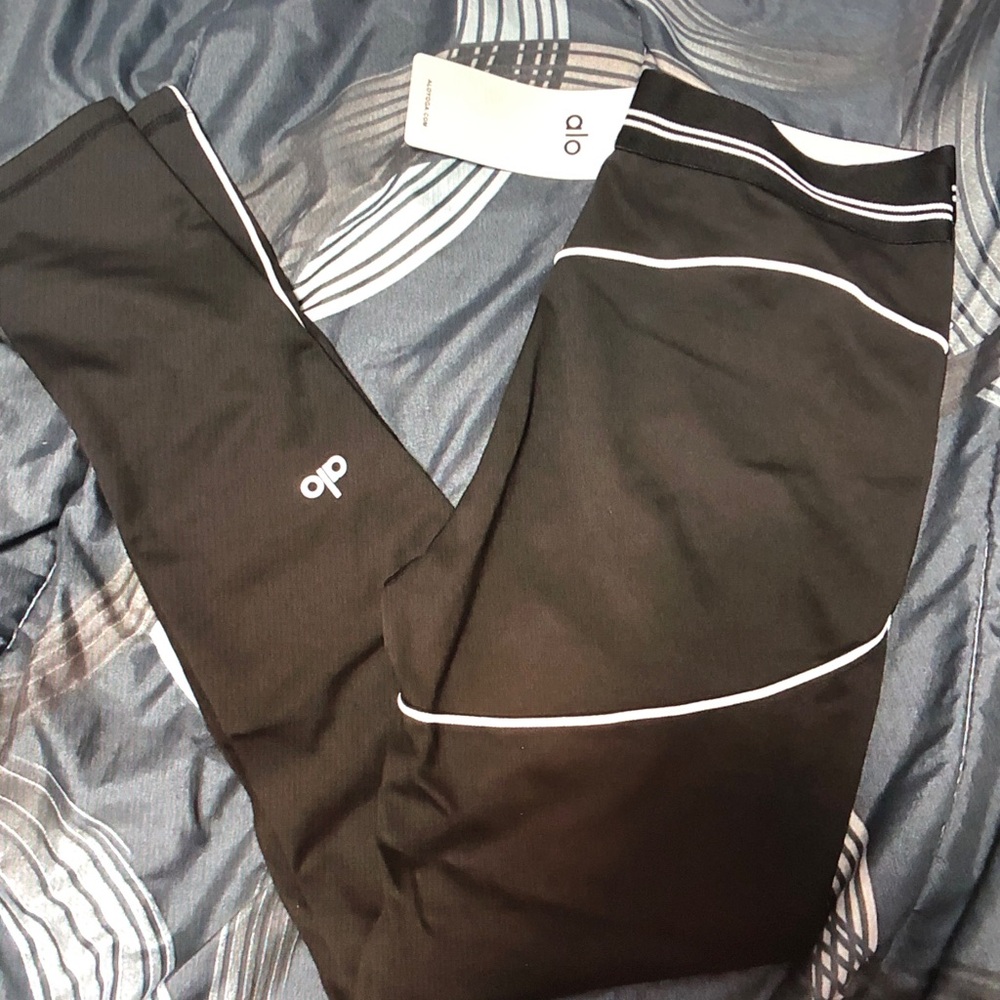ALO Yoga Black Two-Piece Set with White Piping - Picture 4 of 5